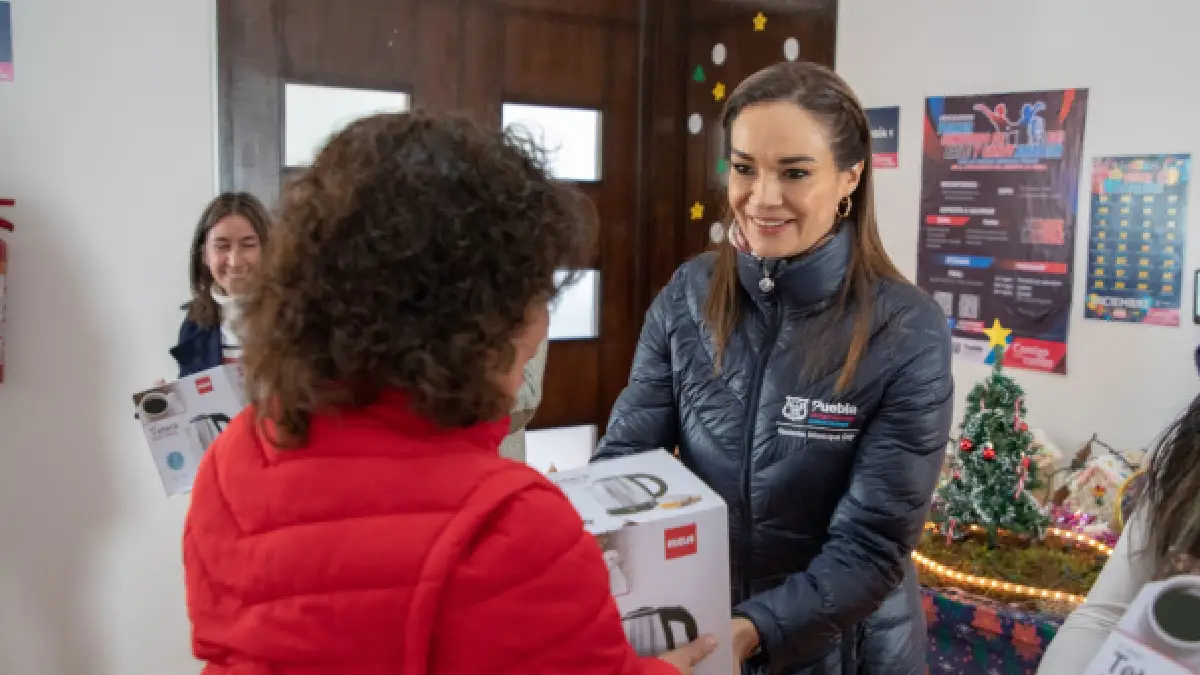 SMDIF Puebla dona incentivos para hijas e hijos de policías municipales de Puebla
