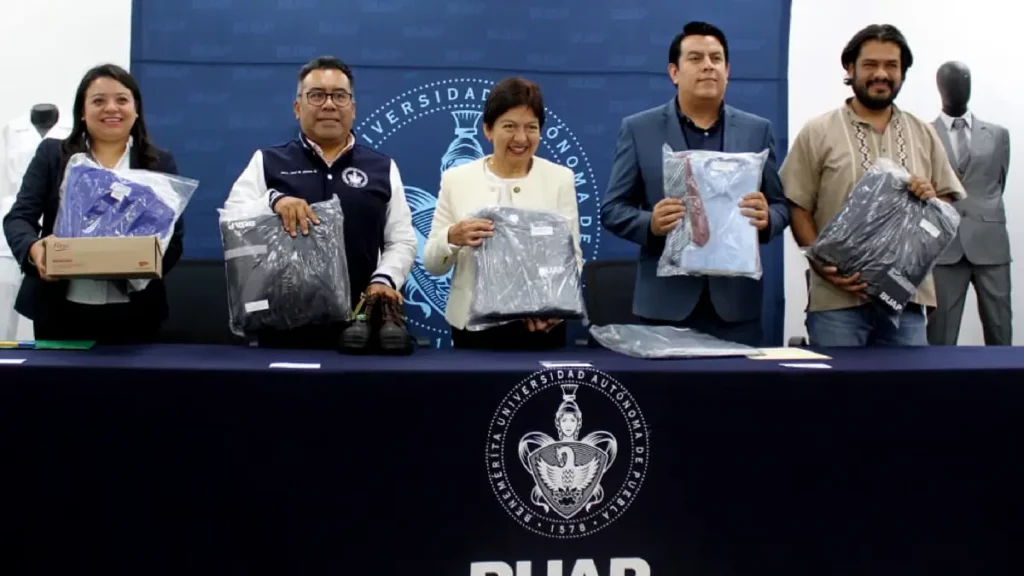 Entrega Rectora María Lilia Cedillo Ramírez uniformes para personal administrativo y académico