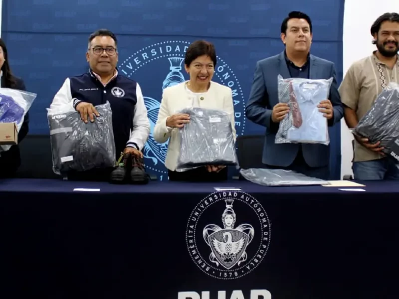 Entrega Rectora María Lilia Cedillo Ramírez uniformes para personal administrativo y académico