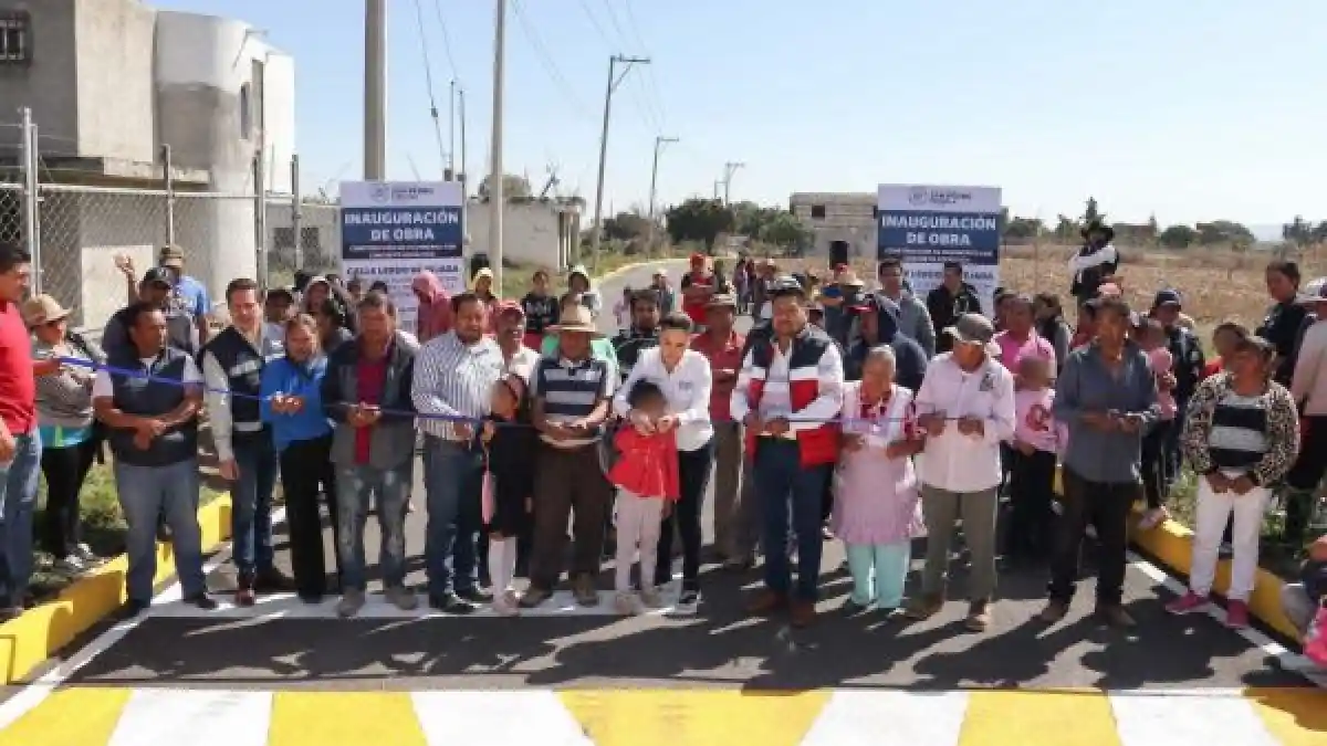 Paola Angon entrega calle Lerdo de Tejada en Acuexcomac, atendiendo a vecinos de las Juntas Auxiliares