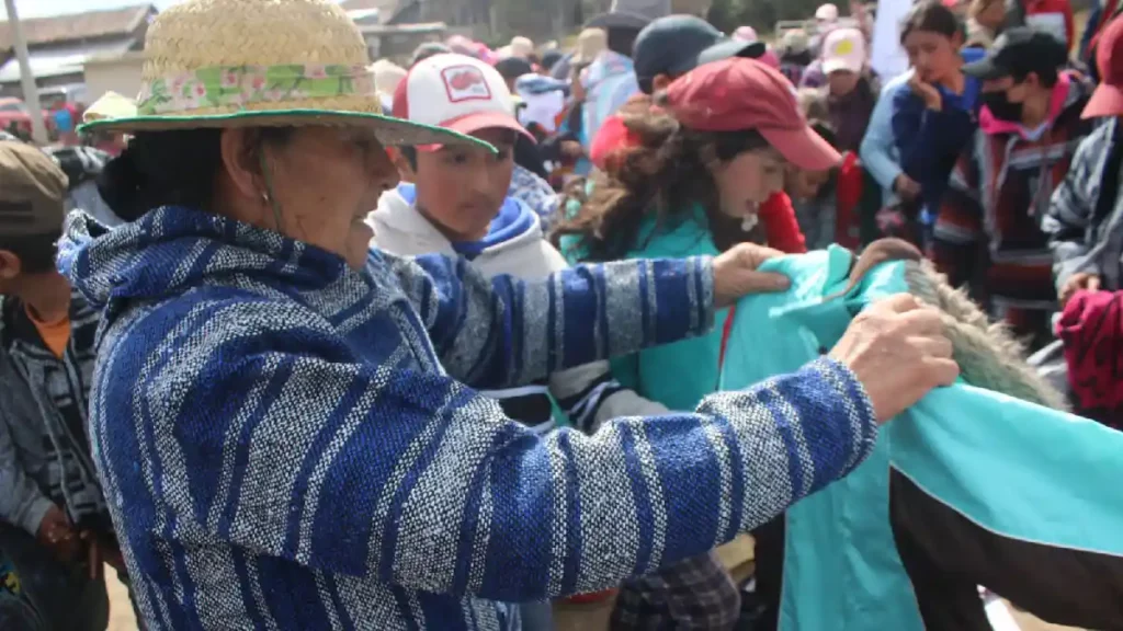 Entrega Voluntariado del Congreso ropa invernal como parte del programa “Un Invierno sin Frío”