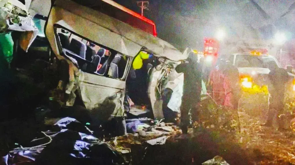 Choque múltiple deja dos muertos y 14 lesionados en Tehuacán