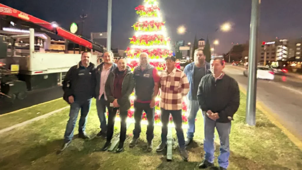 Gobierno municipal adorna el bulevar Hermanos Serdán con un árbol hecho de nochebuenas