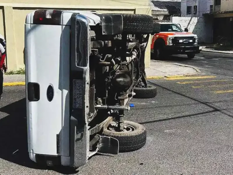 Automovilista huyó tras provocar choque y volcadura en Puebla