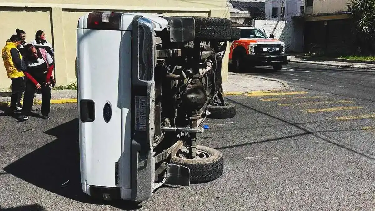 Automovilista huyó tras provocar choque y volcadura en Puebla