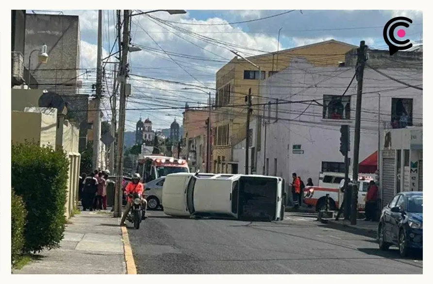 Automovilista huyó tras provocar choque y volcadura en Puebla
