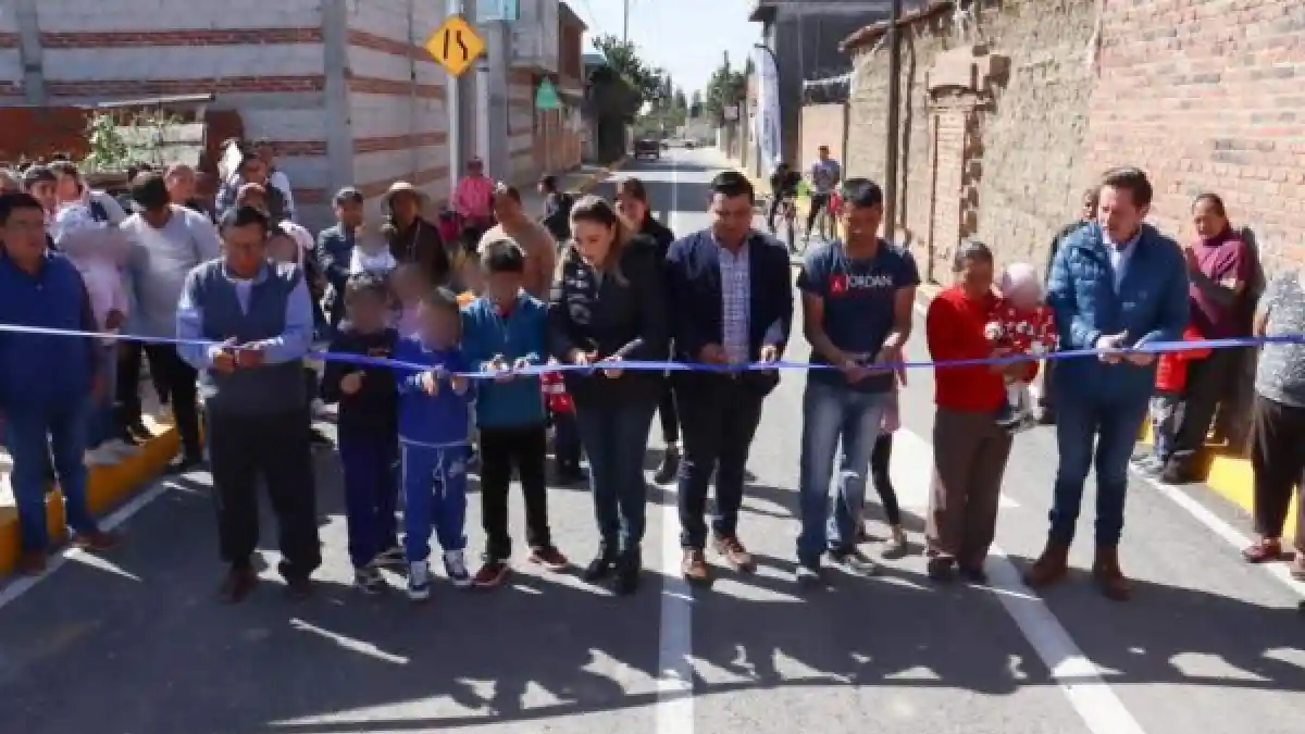 Entrega Paola Angon segunda calle en favor de los vecinos de Texintla