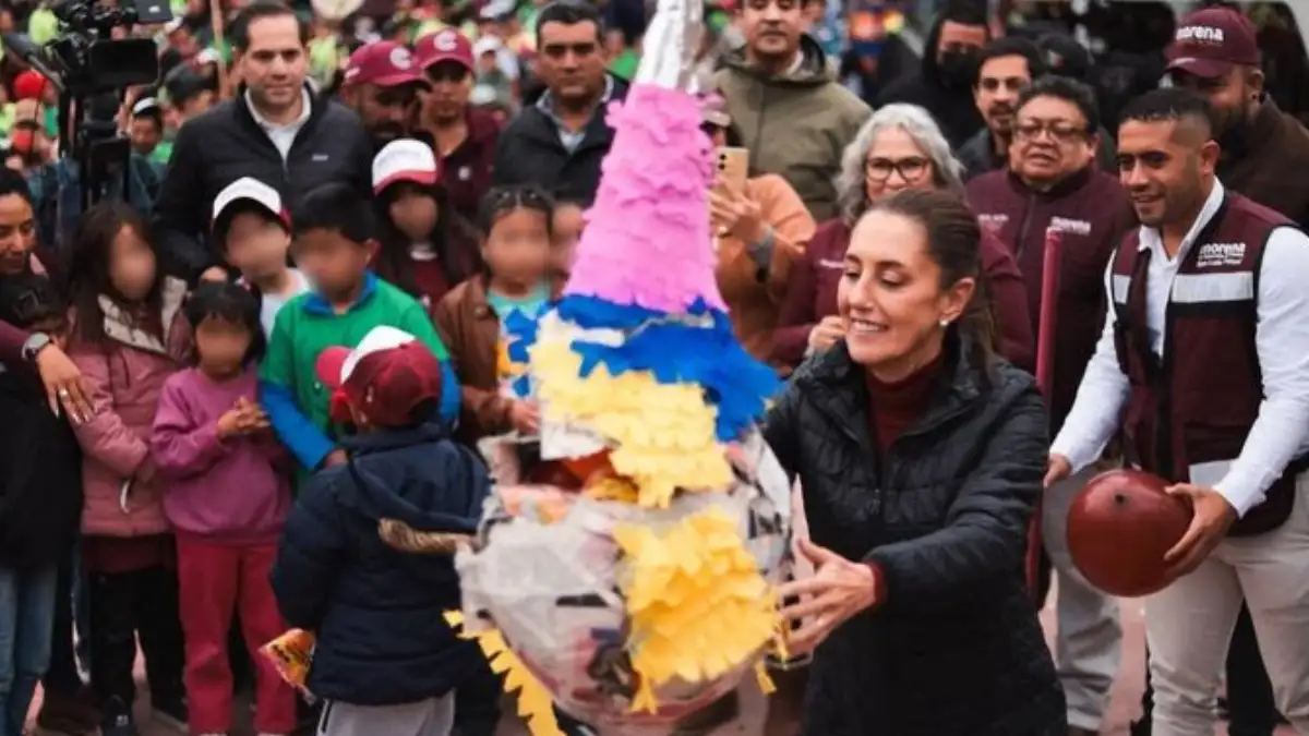 Claudia Sheinbaum vive una auténtica fiesta navideña entre villancicos y la clásica piñata con militantes de Matehuala en San Luis Potosí
