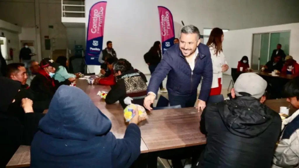 SMDIF de Puebla ofrece cena de fin de año a personas en situación de atención vulnerable en el dormitorio municipal