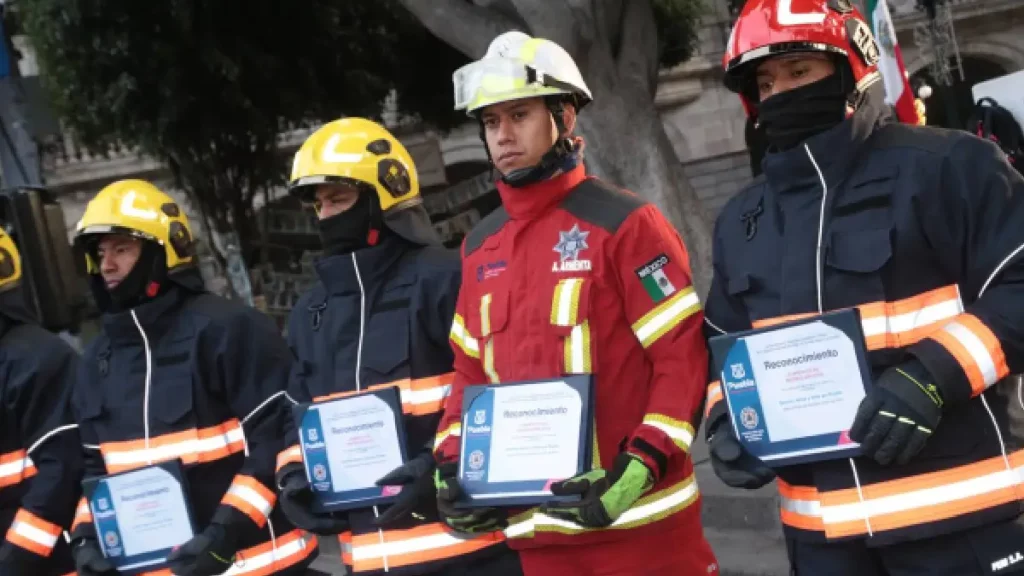 Ayuntamiento de Puebla reconoce a 16 elementos de Protección Civil