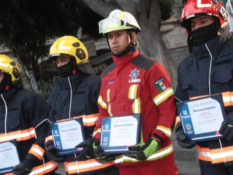 Ayuntamiento de Puebla reconoce a 16 elementos de Protección Civil