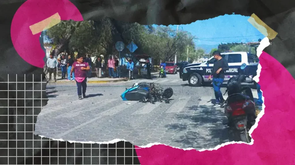 Motoneta siniestrada en medio de cruce peatonal en vialidad y muchedumbre congregada alrededor.