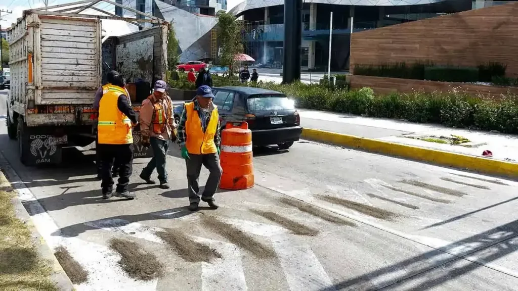 Retiran tope en la Vía Atlixcáyotl que fue colocado sin permisos
