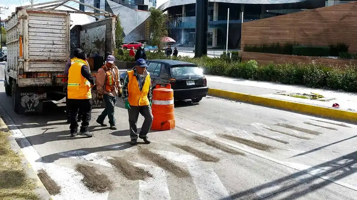 Retiran tope en la Vía Atlixcáyotl que fue colocado sin permisos