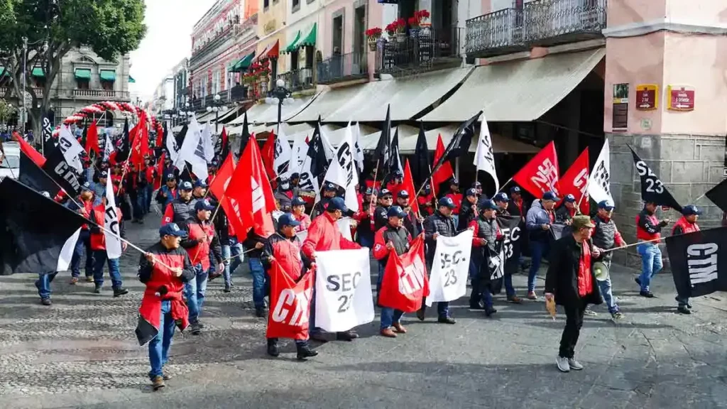 Encabezados por Leobardo Soto, integrantes de CTM marchan en Puebla capital