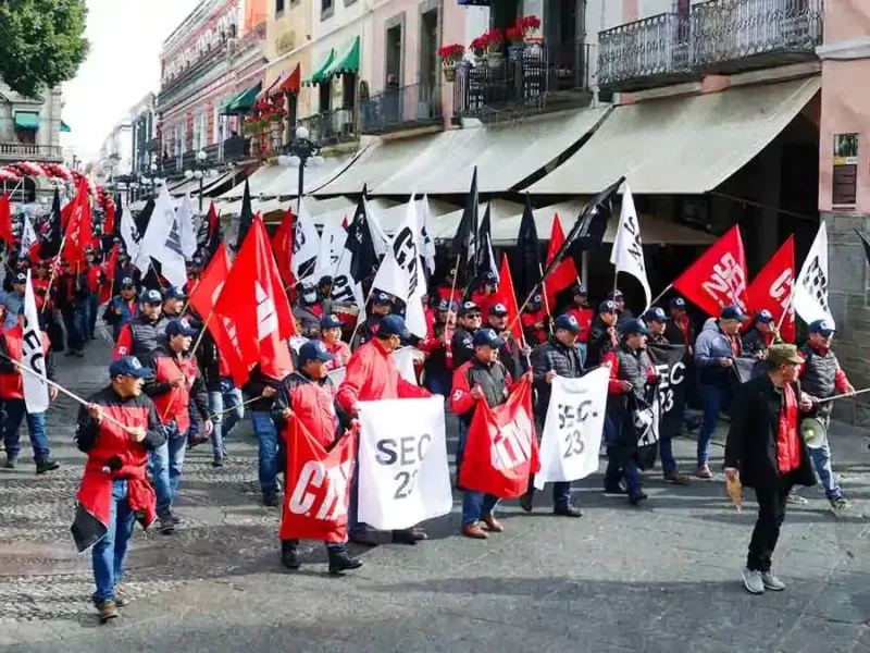 Encabezados por Leobardo Soto, integrantes de CTM marchan en Puebla capital