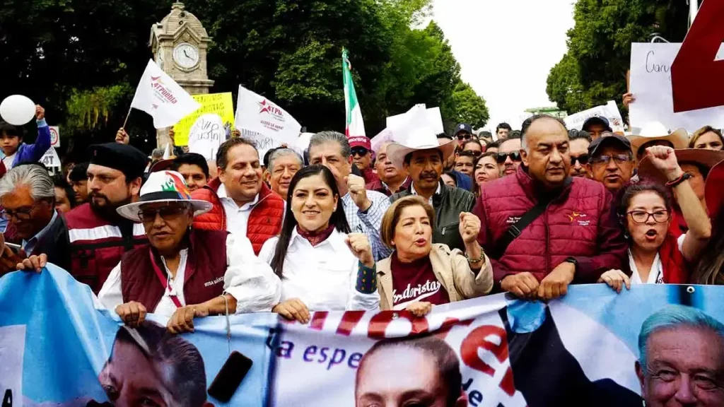 Morenistas realizan marcha en defensa de la Cuarta Transformación en Puebla