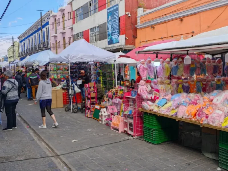 Por temporada de Reyes Magos, Ayuntamiento de Puebla despliega operativo de ordenamiento de jugueteros