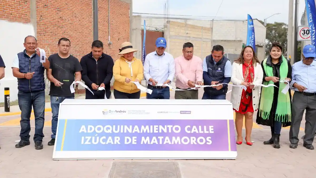 Entrega Mundo Tlatehui adoquinamiento de Calle Izúcar de Matamoros en San Francisco Acatepec