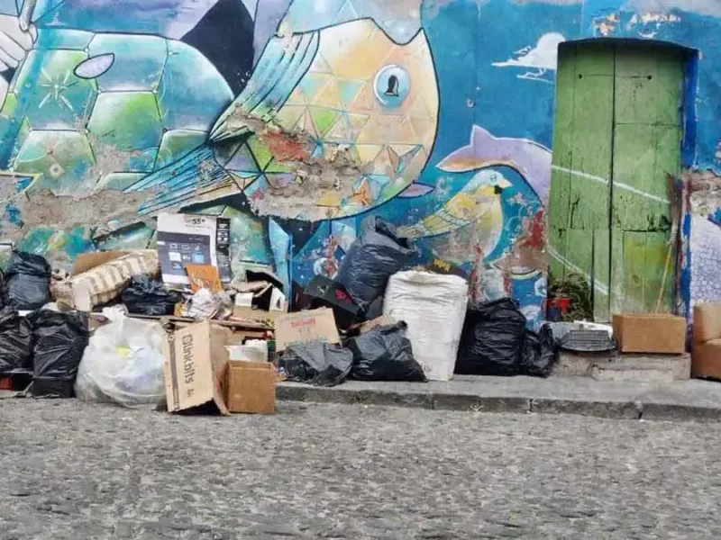 Indigente se instala detrás de Casa Aguayo en Puebla 