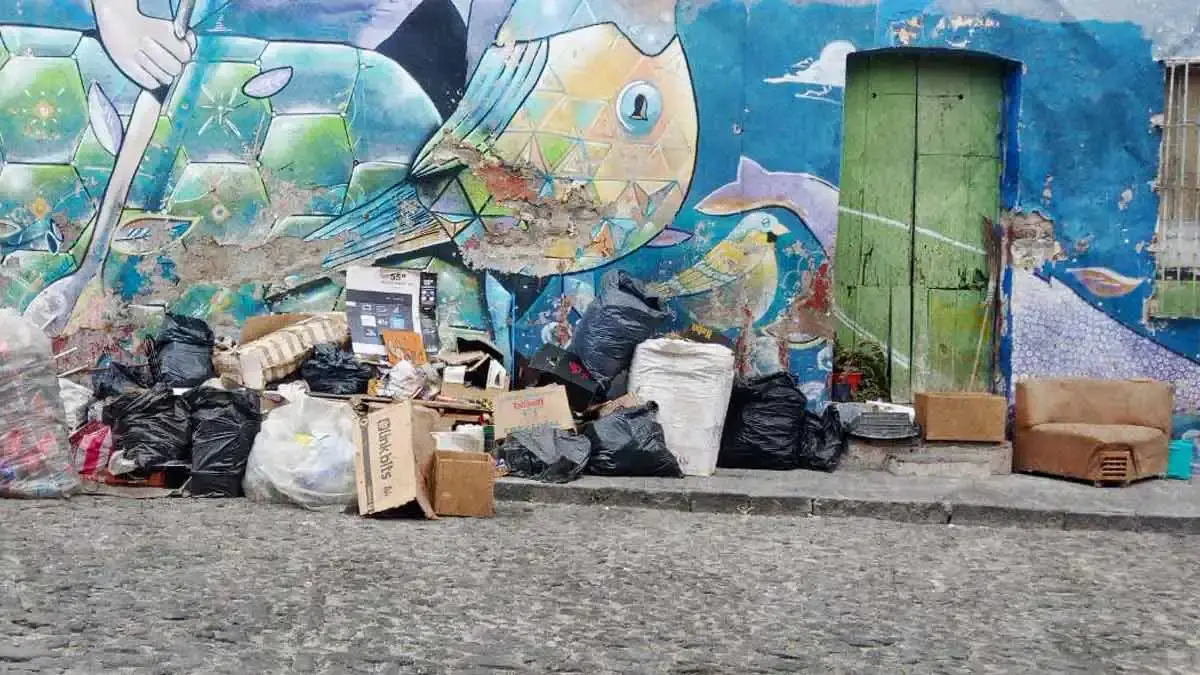 Indigente se instala detrás de Casa Aguayo en Puebla