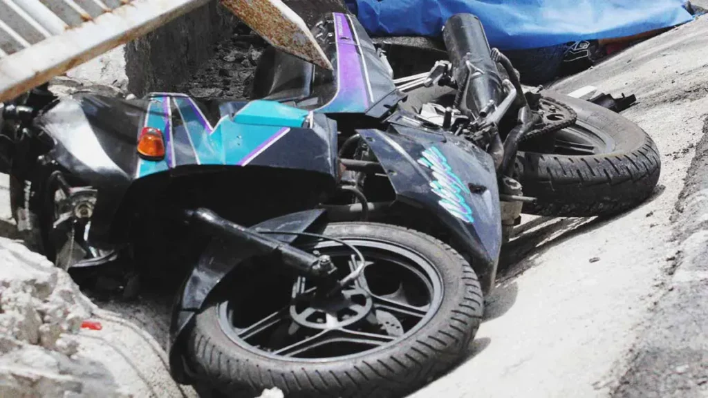 Motociclistas adolescentes derraparon en Venustiano Carranza, Puebla y vivieron para contarla