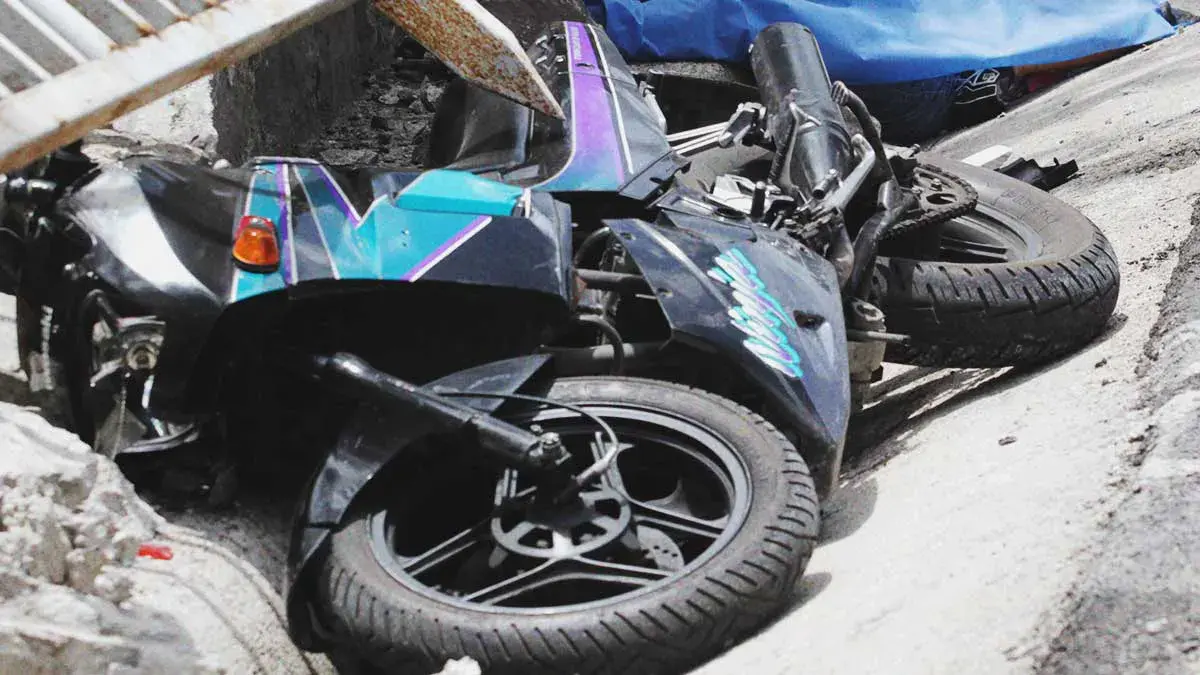 Motociclistas adolescentes derraparon en Venustiano Carranza, Puebla y vivieron para contarla