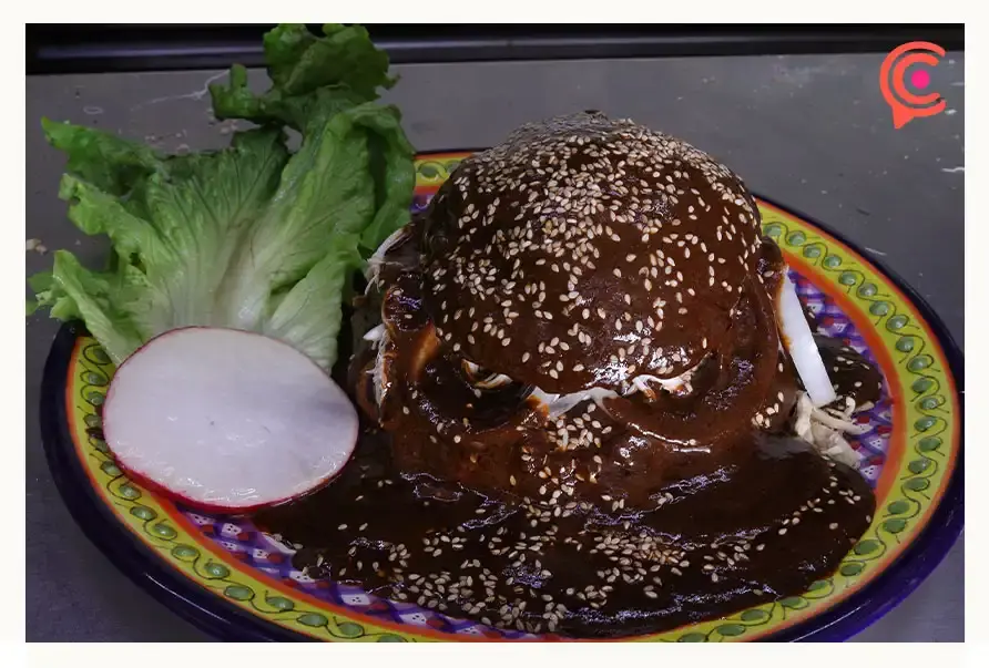 Restaurante combina dos platillos típicos poblanos y crea la cemita de mole