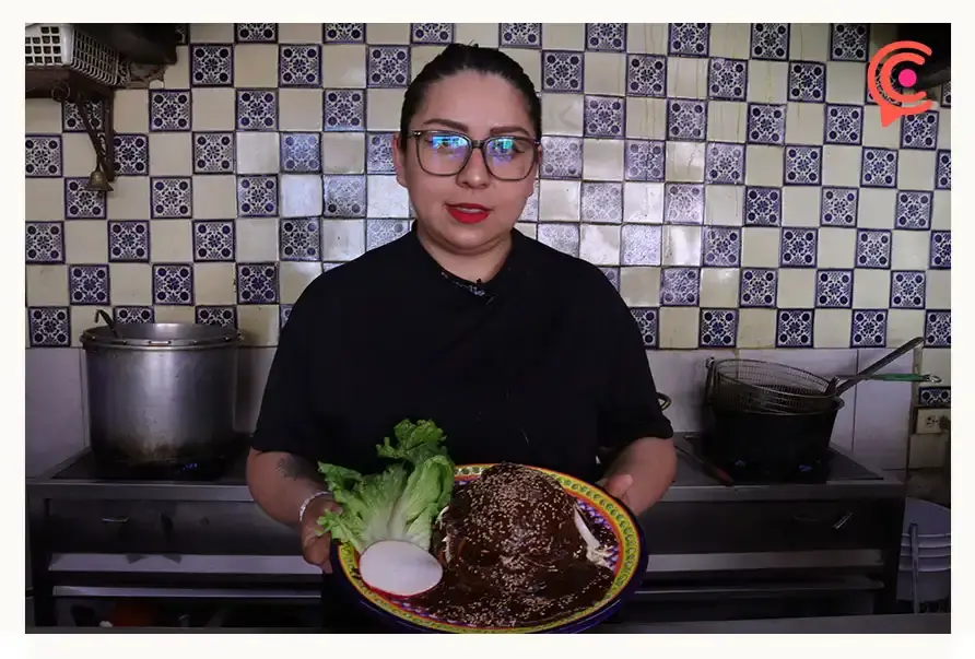 Restaurante combina dos platillos típicos poblanos y crea la cemita de mole