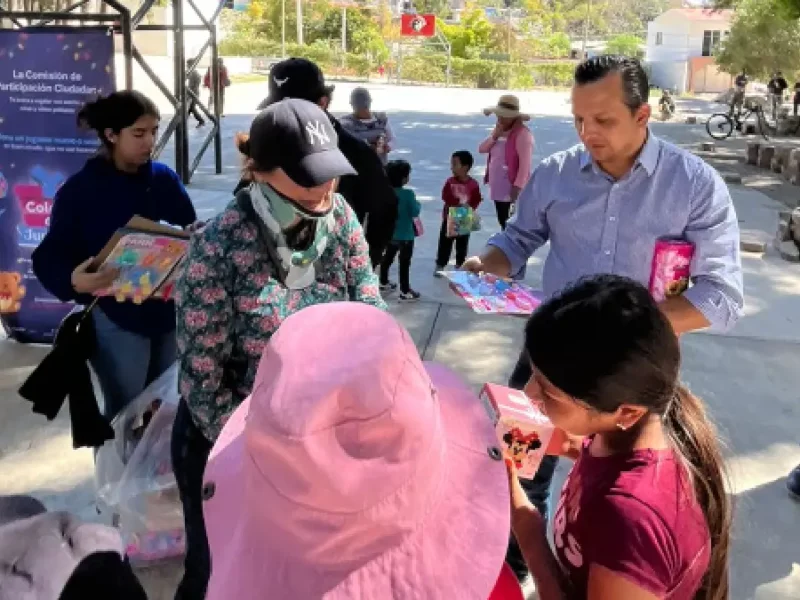 Regidores poblanos entregan juguetes para ayudar a los Reyes Magos