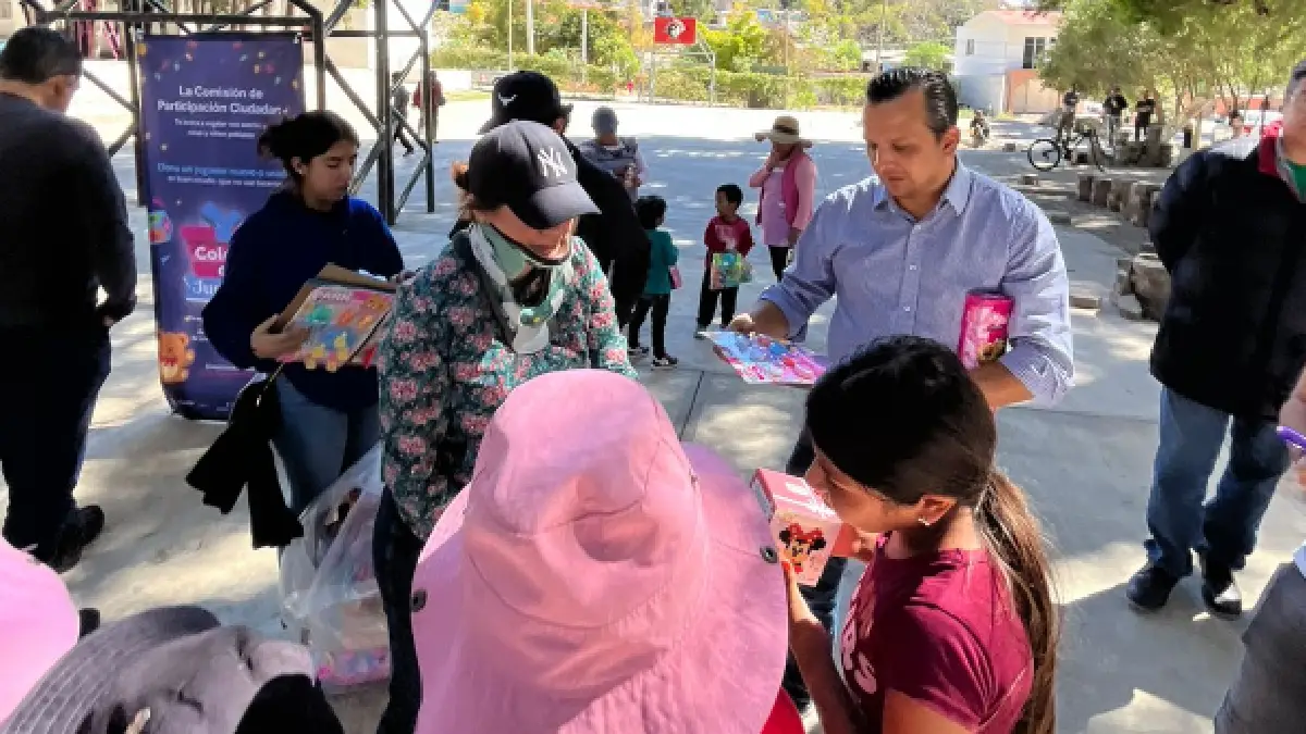 Regidores poblanos entregan juguetes para ayudar a los Reyes Magos