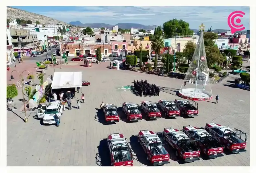 Presidente Municipal de Tepeaca, José Huerta Espinoza, entrega uniformes a policías