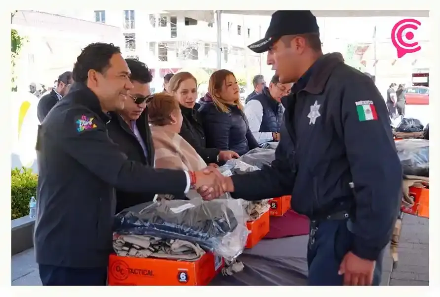 Presidente Municipal de Tepeaca, José Huerta Espinoza, entrega uniformes a policías