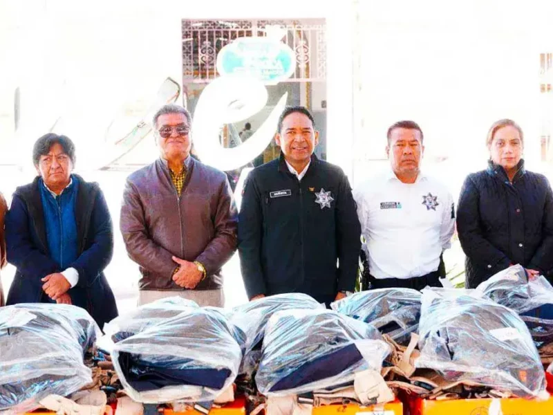 Presidente Municipal de Tepeaca, José Huerta Espinoza, entrega uniformes a policías
