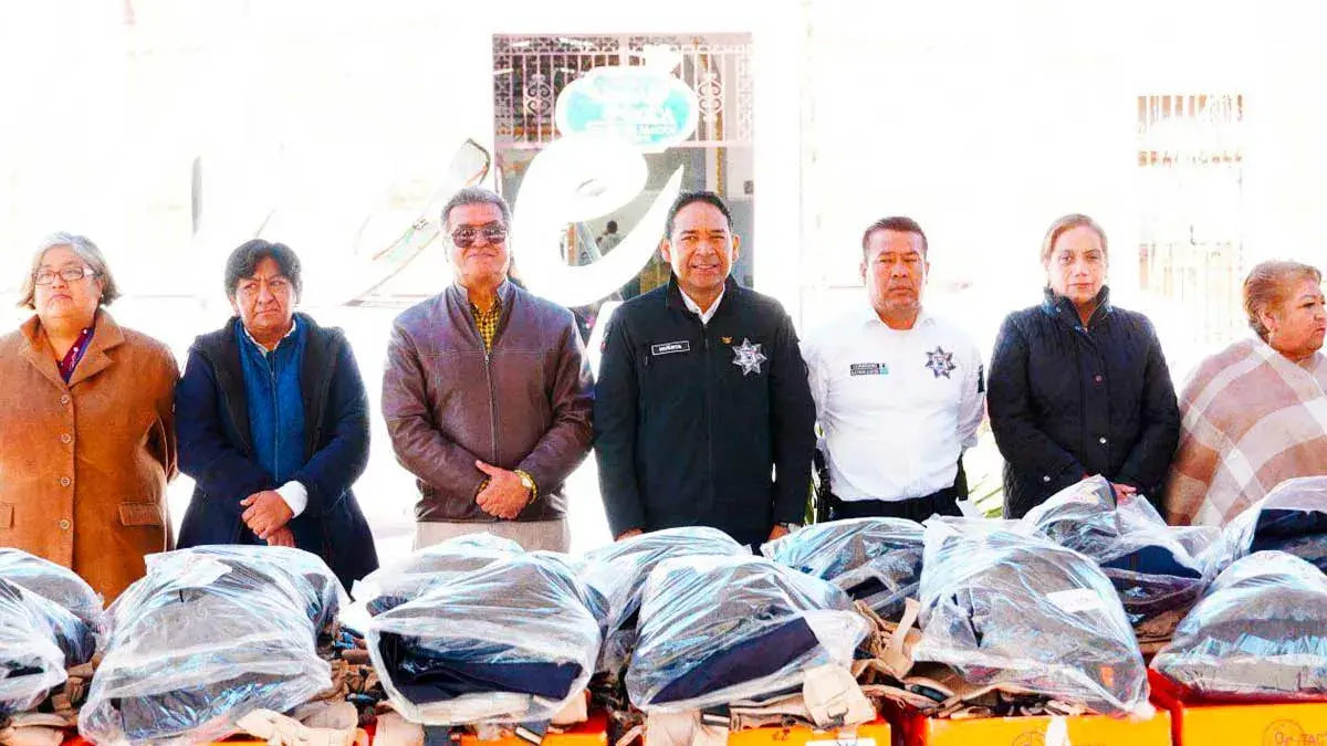 Presidente Municipal de Tepeaca, José Huerta Espinoza, entrega uniformes a policías
