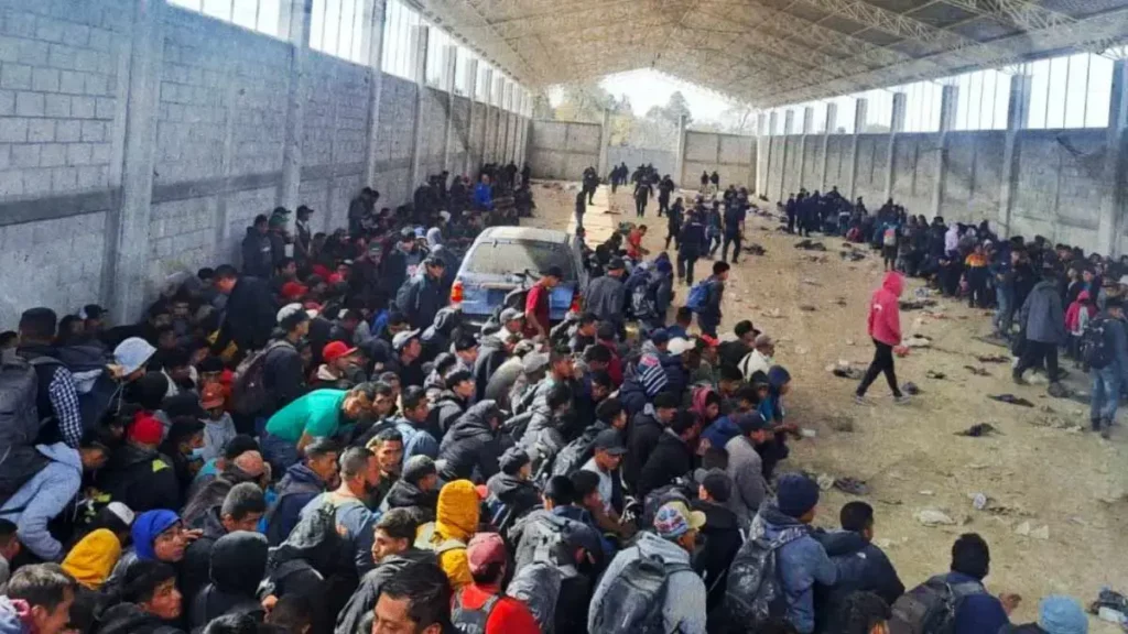 Hallan 300 migrantes en una bodega de Tlaxcala, hay tres detenidos