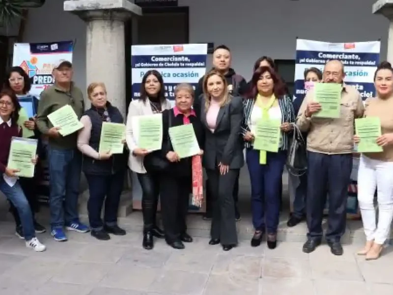 Paola Angon entrega 30 licencias más a comercios que aprovechan el 85% de descuento al regularizarse