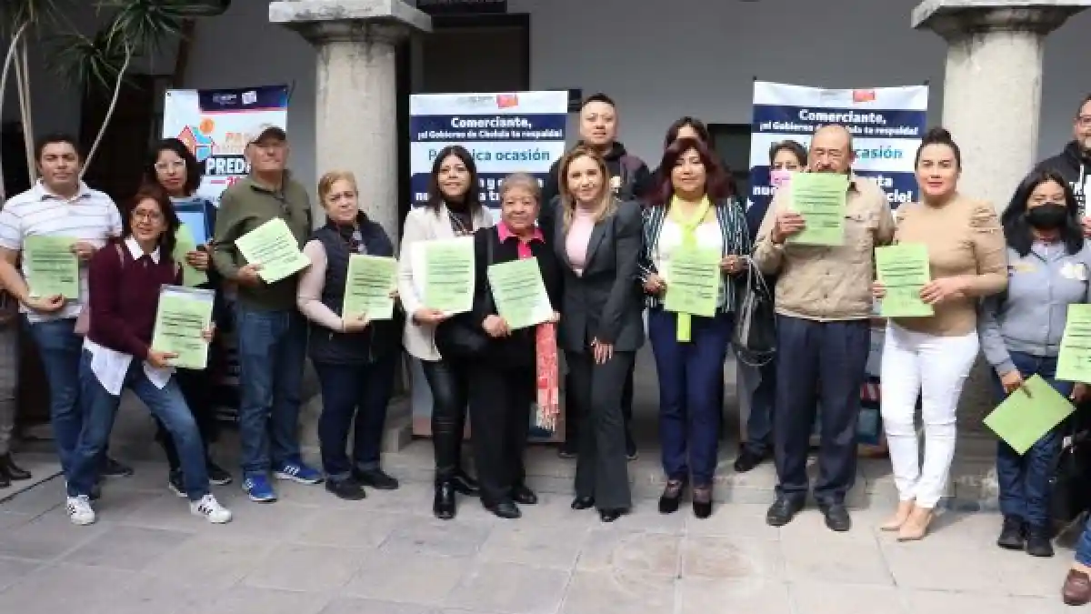 Paola Angon entrega 30 licencias más a comercios que aprovechan el 85% de descuento al regularizarse