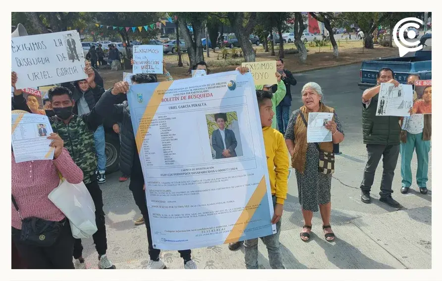 Familiares de Uriel García Peralta se manifiestan afuera de la Fiscalía de Puebla; está desaparecido