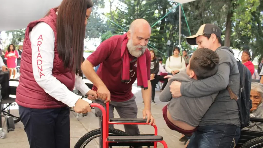 Con una administración ercana a la gente, Ariadna Ayala atiende solicitudes y entrega sillas de ruedas