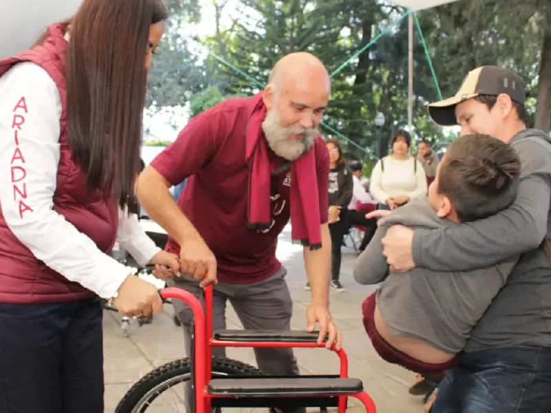 Con una administración ercana a la gente, Ariadna Ayala atiende solicitudes y entrega sillas de ruedas