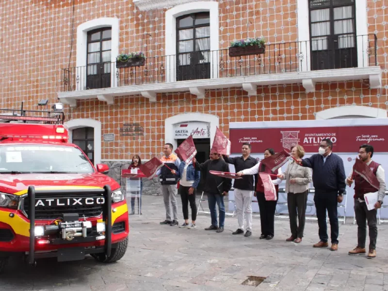 Ariadna Ayala entrega unidad ligera de ataque rápido para garantizar respuesta oportuna a emergencias por parte de protección civil de Atlixco