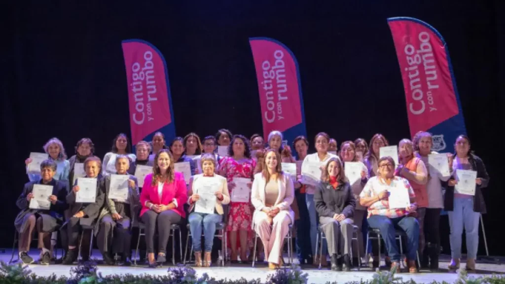 SMDIF entrega 354 constancias por participar en cursos de ICATEP