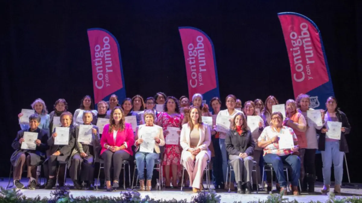 SMDIF entrega 354 constancias por participar en cursos de ICATEP