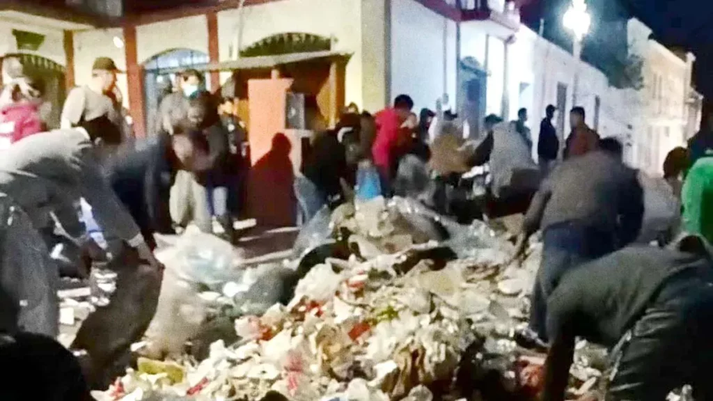 Pobladores de Panotla convierten en basurero la presidencia municipal, exigen el cierre del relleno sanitario