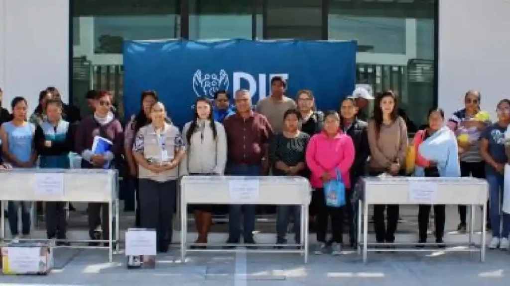 Entrega María de la Barreda, presidenta del DIF Cholula, reequipamiento a nueve desayunadores escolares