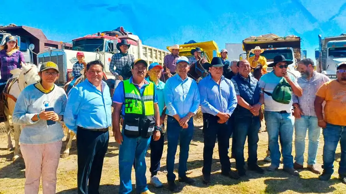 Edmundo Tlatehui encabeza el banderazo de la pavimentación del corredor Cacalotepec 
