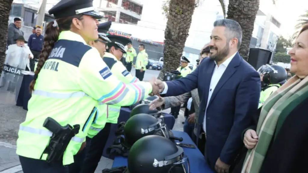 Entrega Ayuntamiento de Puebla equipamiento para policías y personal de Protección Civil