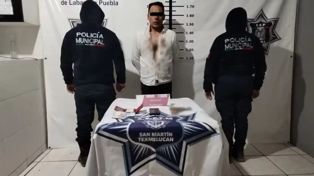 La SSP de San Martín Texmelucan detiene a masculino por probable robo de motocicleta y portación de arma de fuego sin licencia