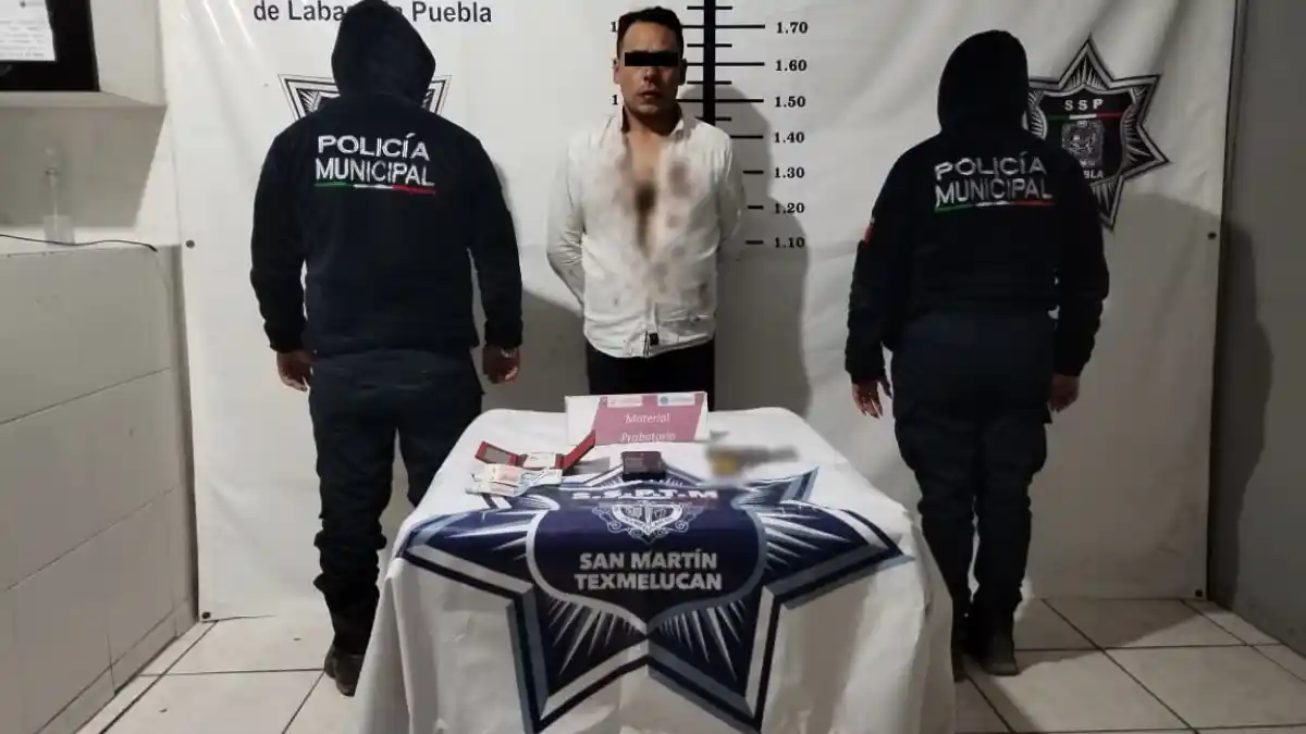 La SSP de San Martín Texmelucan detiene a masculino por probable robo de motocicleta y portación de arma de fuego sin licencia
